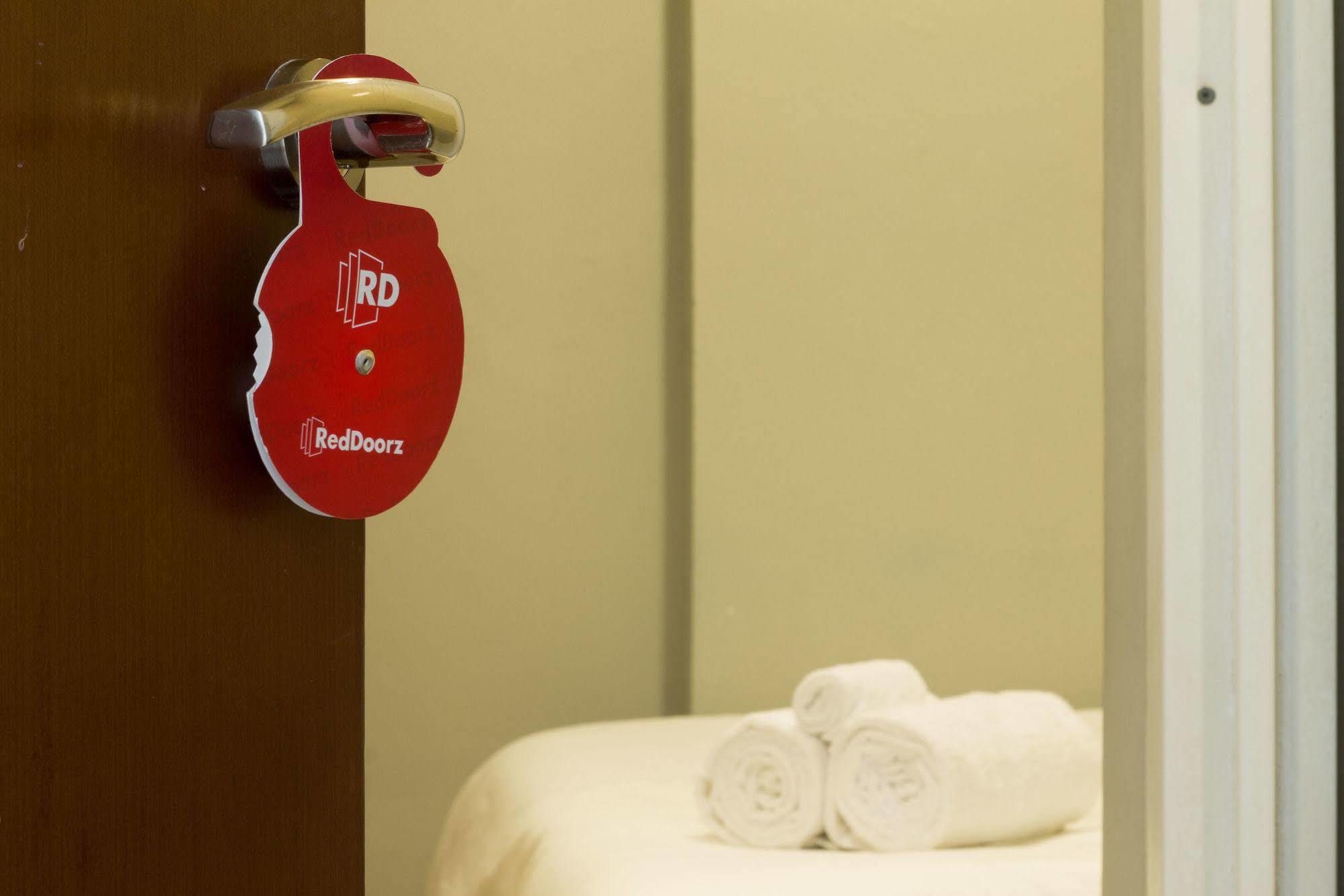 Reddoorz @ Dago Hotell Bandung Eksteriør bilde