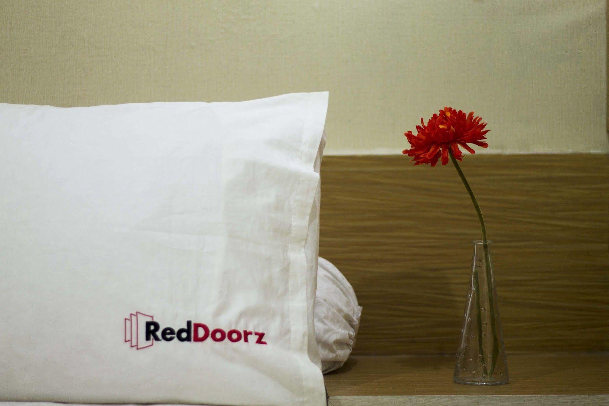 Reddoorz @ Dago Hotell Bandung Eksteriør bilde