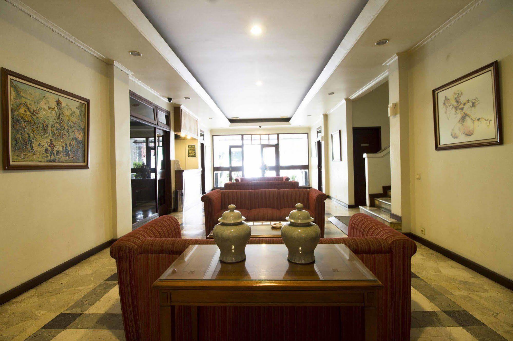 Reddoorz @ Dago Hotell Bandung Eksteriør bilde